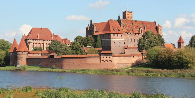 Malbork - https://www.flickr.com/photos/azwegers/8057622219/in/photolist-dh2qn2-bBhFzK-nS2KYc-oUbWn-9ZWK4Y-4L1RHc-bx5tC-nSjPSz-8PFvSE-8PFiP3-5Lxpta-8PCq1K-a1dQC6-8JXgzy-8JUeFc-8PCqgM-8PC8G6-8PFihA-8PFcXb-8PFhaw-8PFuFq-8PCfE6-8PCprz-8PCpGK-8PCbUP-8PC9iD-8PFnpy-8PCgXF-8PCiP4-8PC9TT-8PCanD-8PCrWp-8PFfkU-8PC8ux-8PCb2g-8PCjfV-8PFgTf-8PFmVb-8PFdKo-8PFoD5-9ZWPLE-nSjRdR-bDhh9m-8PCoVk-8PFnG5-8qMzt6-nSfpgY-8PFmks-8QA3Wf-8PCbyF