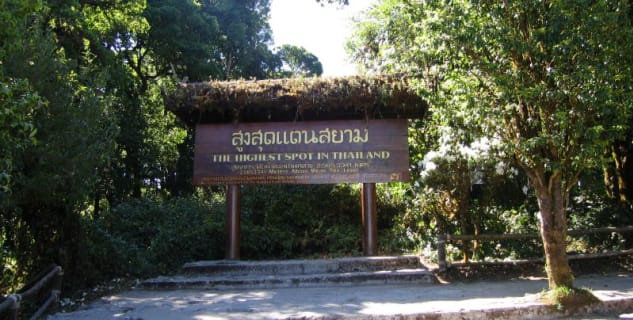 Vrchol Doi Inthanon - https://www.flickr.com/photos/28644960@N00/453981916/