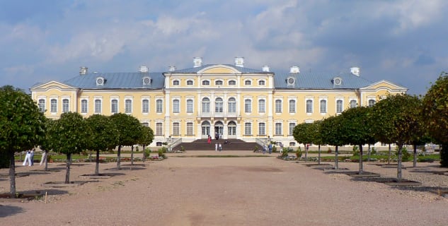 zámek Rundále, Lotyšsko - https://cs.wikipedia.org/wiki/Soubor:Latvia_Rund%C4%81le_palace_1.jpg