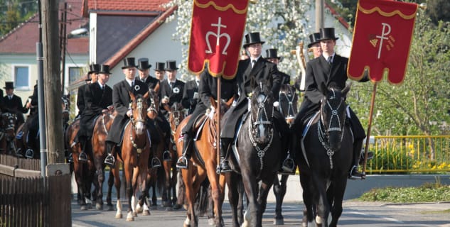 Lužickosrbské velikonoční jízdy - https://commons.wikimedia.org/wiki/File:Osterreiter_Miltitz.JPG