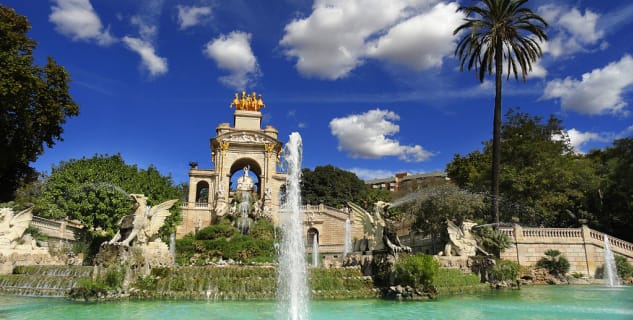 Fontána Cascada v Parc de la Ciudadela - https://commons.wikimedia.org/wiki/File:Cascada_del_Parque_de_la_Ciudadela,_Barcelona_DSC01898.jpg