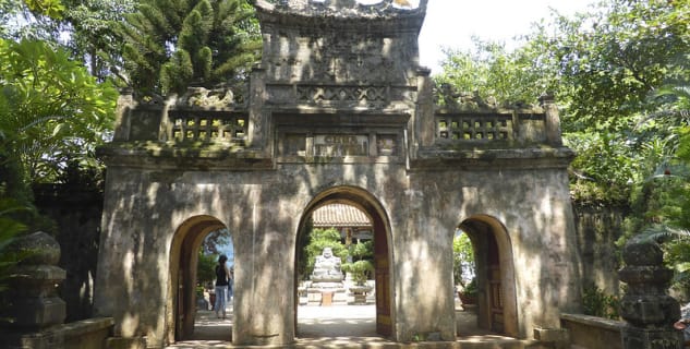 Brána vedoucí k pagodě Thuy Son na Marble Mountains ve Vietnamu - https://www.flickr.com/photos/-jvl-/10367781355/