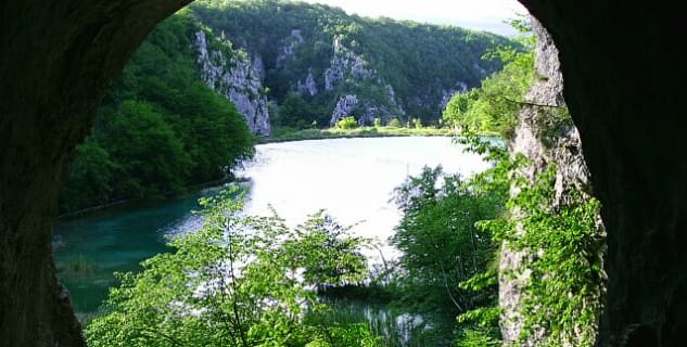 Šupljara cave - https://commons.wikimedia.org/wiki/File:Plitvicka_jezera,_vyhled_z_Vinnetouovy_jeskyne.jpg