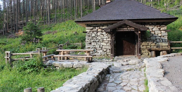 Rainerova chata - https://commons.wikimedia.org/wiki/File:Vysok%C3%A9_Tatry,_Rainerova_%C3%BAtulna_(2).JPG