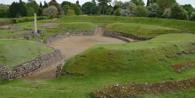 Římské divadlo - https://commons.wikimedia.org/wiki/File:The_Roman_Theatre_at_Verulamium,_St_Albans_%2814190833386%29.jpg