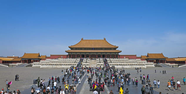 Zakázané město - https://en.wikipedia.org/wiki/Forbidden_City#/media/File:Hall_of_Supreme_Harmony,_Forbidden_City,_Beijing,_with_tourists_2.jpg