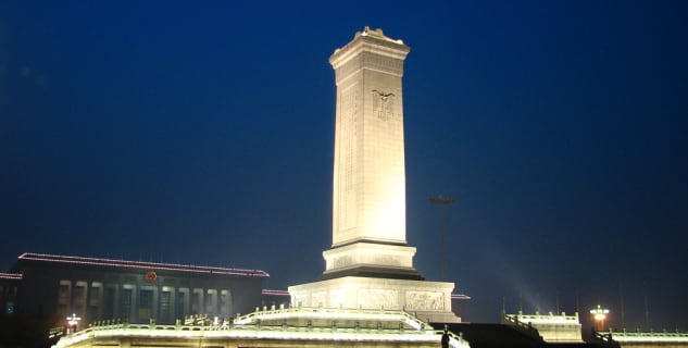 Památník lidových hrdinů - https://en.wikipedia.org/wiki/Monument_to_the_People's_Heroes#/media/File:MonumentPeoplepic2.jpg