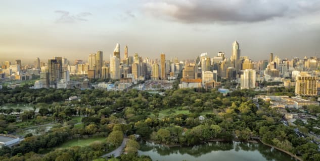 Výhled na Lumphini park v Bangkoku - https://www.flickr.com/photos/massimo_riserbo/42726964020/