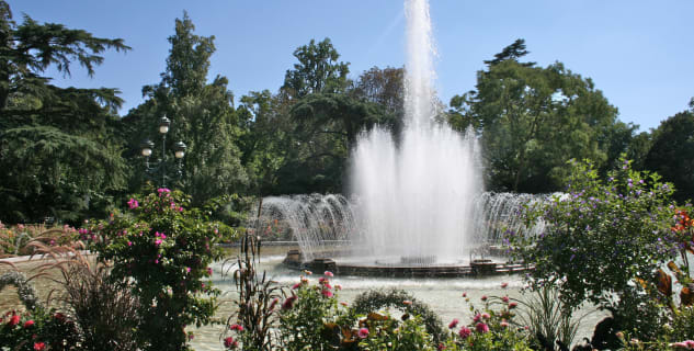 Fontána v botanické zahradě - https://commons.wikimedia.org/wiki/File:Fountain_in_Jardin_des_Plantes,_Toulouse.jpg