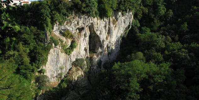 Propast - https://commons.wikimedia.org/wiki/File:Pazin_(Fojba-Schlucht)_2.jpg