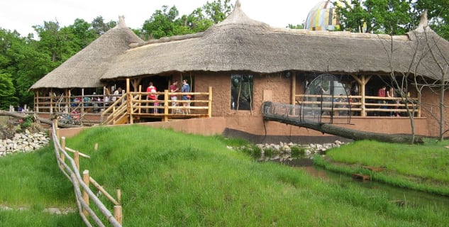 Africká vesnice v ZOO - https://commons.wikimedia.org/wiki/File:Africk%C3%A1_vesnice,_ZOO_Brno,_1.jpg