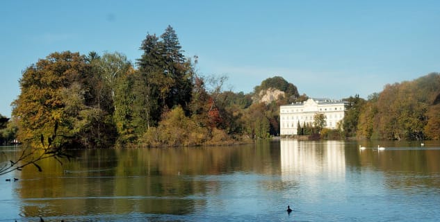 Zámek Leopoldkrone - https://commons.wikimedia.org/wiki/File:Salzburg_Schloss_Leopoldskron_und_Weiher.jpg?uselang=cs