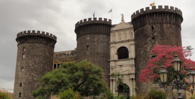 Castello Nuovo - https://www.flickr.com/photos/kishjar/8321233329/in/photolist-dFjuLa-ApGqs-bEYjHT-anHgh6-8SQHF6-6Khyb-anHeGx-de7Uz-anL9Em-bEYo6c-anKWFy-kxdDp-anHoe2-anHbiz-fVcL7-9y2UGj-9wSoEE-8fuayZ-8dYsR-uo9h5-91oPrJ-9xZ9aK-ApxJu-9xZ1Dv-9y37Yo-kZhja-so4hWa-dEFwx8-9xZ4AH-foaH3L-kxXDHn-9xZayV-9y38qj-rYDMnT-9xZ68e-ettsT1-4mJ7AS-etu8vf-5MfinM-SmXsv-de7T1-6EMumQ-atJ3mB-4mHXKS-5MjwTC-aYFNZF-2Nk4rS-oME47M-a1Eyn3-nwdV9e/