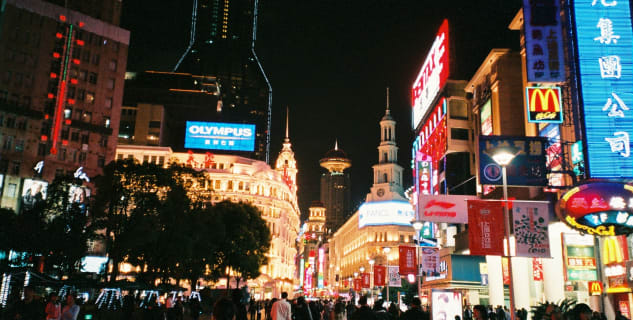 The Bund - ulice Nanjing Lu - https://www.flickr.com/photos/vikkies/5308107801/in/photolist-964rw2-8cM6f-78xB1v-e9Kpg-6ZQ4PJ-9f1e7s-rsYHaH-pC4F2J-7dGFYk-7dY3io-7dU4a8-c5Uuv-5MuKLH-pkB84D-jTRLv-7dU3ik-9Ys9f-hWMTd-3VskZG-GM3JZ-5Ph3Vq-7dTPxx-34iP32-8cM6h-pA3CVY-c5UCe-7dXsmo-7dU9ic-mcfxB-7e1USo-fLnp8E-7dLrSG-c5UwP-4KsLgn-6Cqvy2-6CqoX2-hhuoic-6CugUE-8jHUVW-8jF82M-8jJhiU-6Cugkh-pC4e89-pA3xKY-evkStf-8LCW3s-qowPS-9Ys9e-3bDL32-fLnmvh