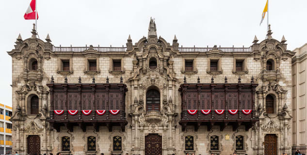 Arcibiskupský palác na Plaza de Armas - https://commons.wikimedia.org/wiki/File:Palacio_Arzobispal,_Lima,_Perú,_2015-07-28,_DD_62.JPG