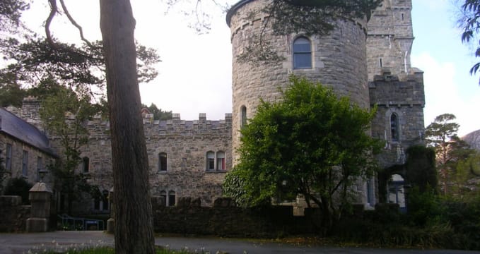 Glenveaghský hrad - https://commons.wikimedia.org/wiki/File:IE_Glenveagh_Castle_01.jpg 