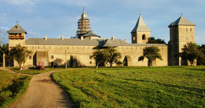 Dragomirna - https://commons.wikimedia.org/wiki/Category:Dragomirna_Monastery#/media/File:Dragomirna_monastery_sunset.jpg