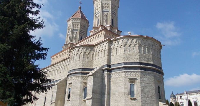 Kostel Tří hierarchů - https://commons.wikimedia.org/wiki/File:Iglesia_Trei_Ierarhi_(acabada).jpg?uselang=cs