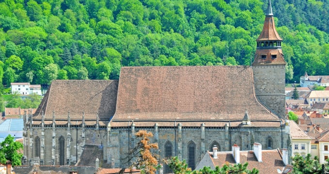 Černý kostel v Brašově - https://www.flickr.com/photos/archer10/7664458610/in/photolist-cFhmw7-vGHjf-oDBivF-cFgZ2L-pBhznm-cFh7MU-cFh1zG-h7BMp-rKZDwx-7vg4b4-oYyanv-5dk7eV-2Rsj3K-68jaJ-nrAUFM-5hamd2-7FS8Lr-7FS9XM-5dpqDJ-cwcg4-i1pmBH-2RsmkR-ryWT5c-rQYMdb-4QFSvp-4KM7ep-4KRm3o-cwceZ-rAGxYW-rAGx8N-qWgu3S-ryWkwc-qWt7ga-rT9meN-7w852R-6zXtUq-auFhUc-3PJC8-3PJro-3PJzy-3PJyt-3PJDv-3PJu8-7oUb9B-6piUJM-4QFRkX-4QFRa8-4QL56j-4QL4y3-48bUNM