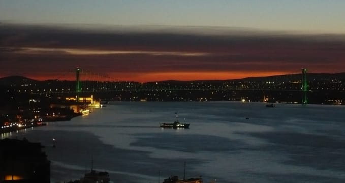 Západ slunce Bosphorus Bridge z Cihangir - http://commons.wikimedia.org/wiki/File:Sunset_Bosphorus_Bridge_from_Cihangir.jpg