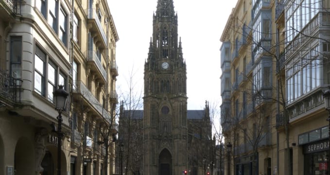 Katedrála Dobrého pastýře - http://commons.wikimedia.org/wiki/File:Catedral_del_Buen_Pastor_(Campanario)._San_Sebasti%C3%A1n.jpg