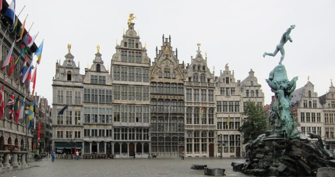 Grote Markt - https://www.flickr.com/photos/alanstanton/5894018940/