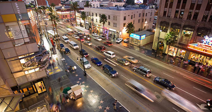 Hollywoodský chodník slávy - http://commons.wikimedia.org/wiki/File:Hollywood_boulevard_from_kodak_theatre.jpg