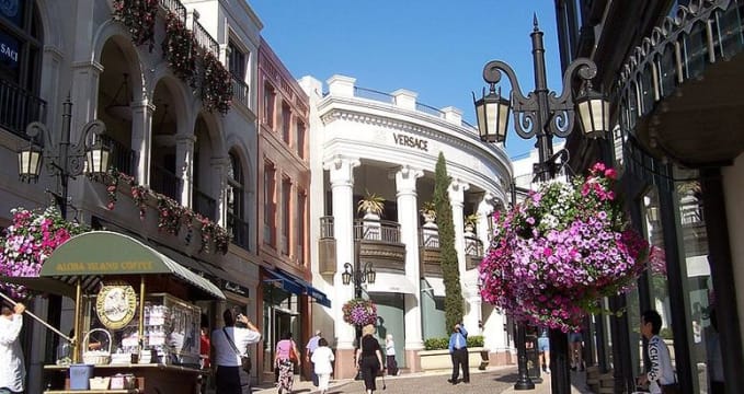 Via Rodeo Dr - http://commons.wikimedia.org/wiki/File:Via_Rodeo_Dr.JPG