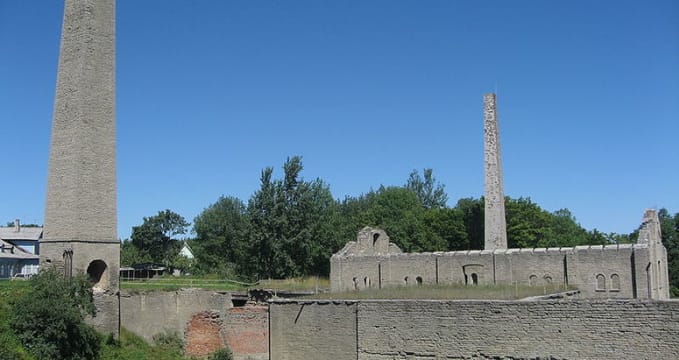 Staré cementárenské budovy v Kundě - http://commons.wikimedia.org/wiki/File:Kunda_1.jpg