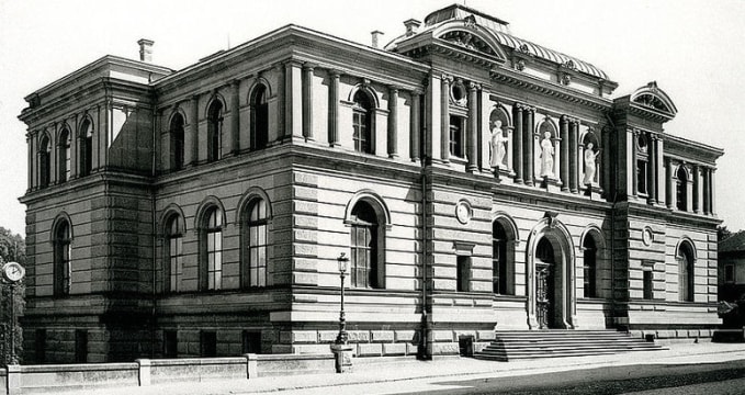 Muzeum umění - http://commons.wikimedia.org/wiki/File:Kunstmuseum_Bern_1895.jpg