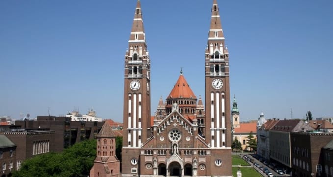 Náměstí Dom tér s věží Dömötör a kostelem - http://commons.wikimedia.org/wiki/File:Szeged_D%C3%B3m_templomSF.jpg