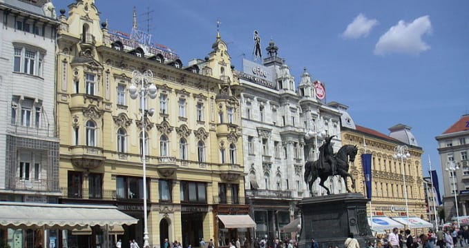 Náměstí guvernéra Jelačiče - https://commons.wikimedia.org/wiki/File:Zagreb_trg_bana_Jela%C4%8Di%C4%87a.jpg