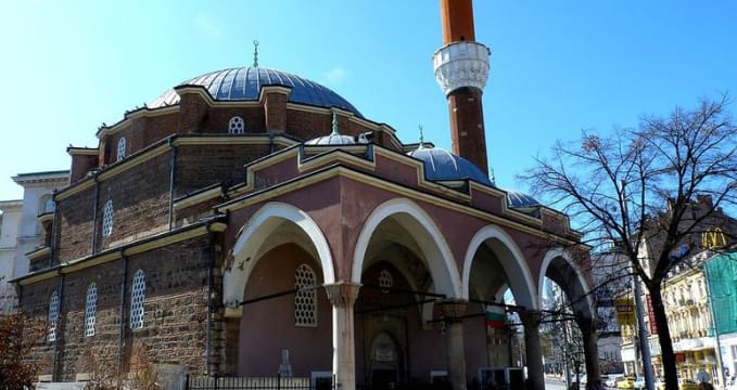 Mešita Banja Baši - https://commons.wikimedia.org/wiki/File:Banya_Bashi_Mosque_in_Sofia.jpg