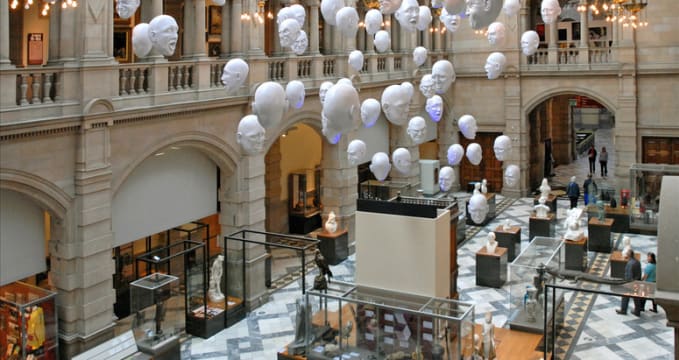 Galerie a muzeum Kelvingrove - https://www.flickr.com/photos/dalbera/3838792609/