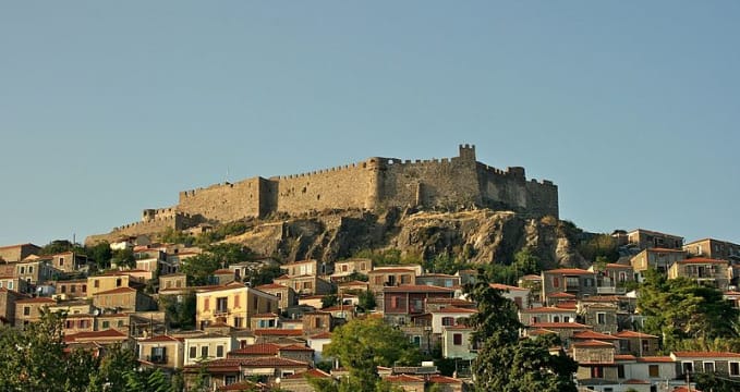 byzantsko-janovský hrad - https://commons.wikimedia.org/wiki/File:Molyvos.jpg?uselang=cs