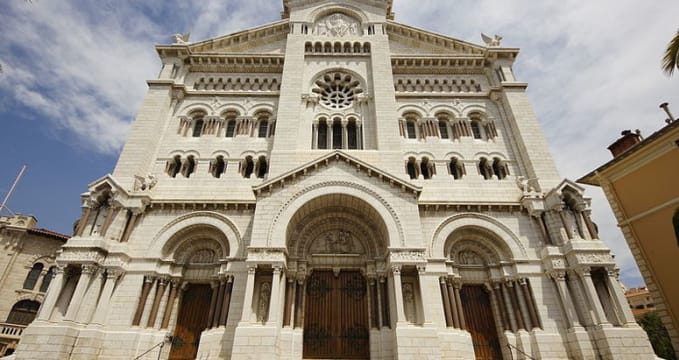 Monacká katedrála - http://commons.wikimedia.org/wiki/File:Monaco_Cathedral_2.JPG