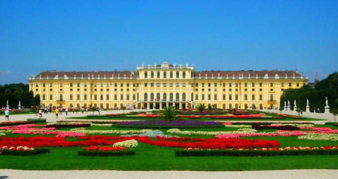 Zámek Schönbrunn - http://commons.wikimedia.org/wiki/File:Sch%C3%B6nbrunn_Palace_01.jpg