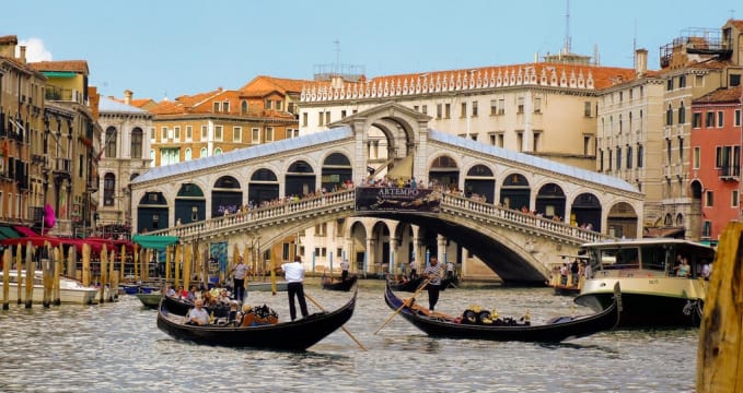 Rialto Bridge - https://www.flickr.com/photos/llamnuds/2231903771