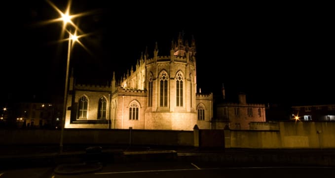 Osvětlený kostel svatého Patrika v Newry - https://www.flickr.com/photos/photographphil/4311922895