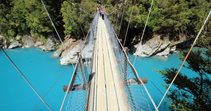 Most přes řeku v soutěsce Hokitika - https://www.flickr.com/photos/stephendgardner/24034534819