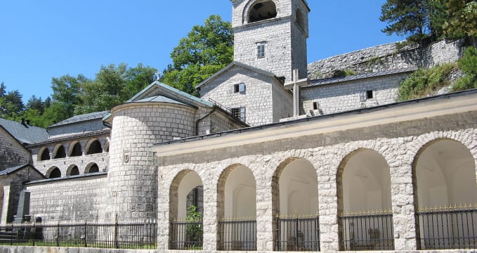 Klášter Cetinje - http://en.wikipedia.org/wiki/Cetinje#/media/File:Cetinje_monastery.jpg