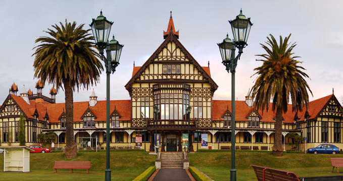 Rotorua muzeum - https://en.wikipedia.org/wiki/Rotorua#/media/File:Rotorua_museum.jpg