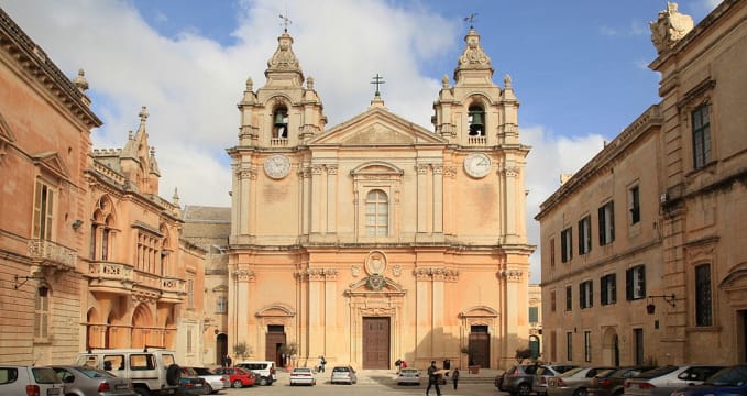 Katedrála sv. Pavla na Maltě - https://commons.wikimedia.org/wiki/File:Malta_-_Mdina_-_Pjazza_San_Pawl_%2B_St._Paul's_Cathedral_ex_01_ies.jpg