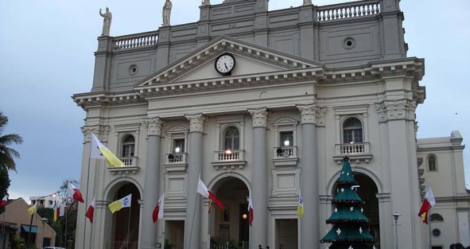 Katedrála Sv. Lucie  - https://en.wikipedia.org/wiki/St._Lucia%27s_Cathedral#/media/File:St._Lucia%27s_Cathedral,_Colombo,_Sri_Lanka.jpg