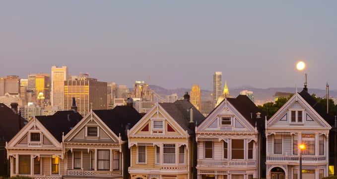 Painted Ladies podél Alamo Square - http://www.flickr.com/photos/ashwinnellore/8045597044/