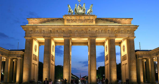 Braniborská brána v Berlíně - http://commons.wikimedia.org/wiki/File:Brandenburger_Tor_abends.jpg