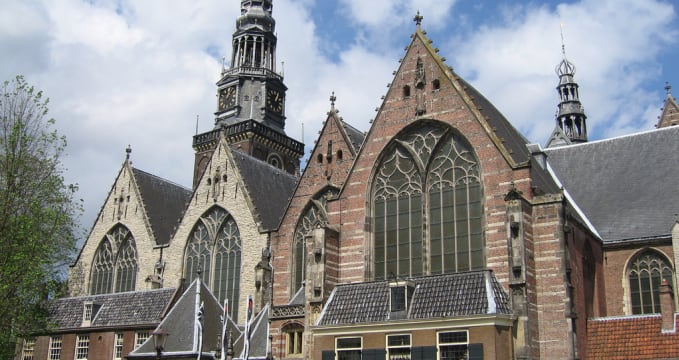 Kostel Oude Kerk - https://www.flickr.com/photos/zamito44/4897340975/