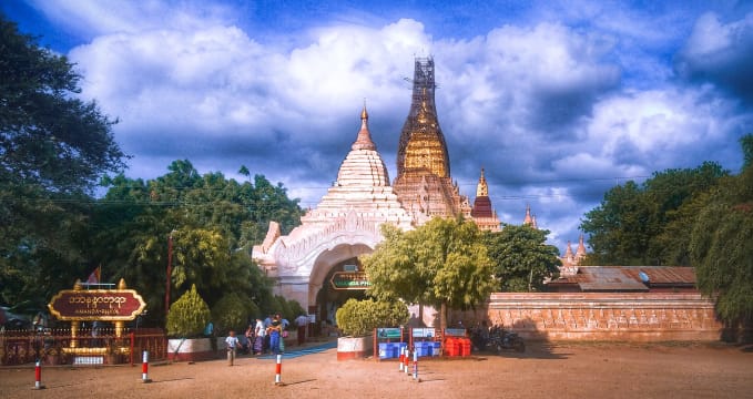 Chrám Ananda v Baganu - https://commons.wikimedia.org/wiki/File:Ananda_temple_in_bagan.jpg