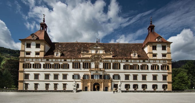 Eggenberg - https://commons.wikimedia.org/wiki/File:Schloss_Eggenberg_Fassade.jpg