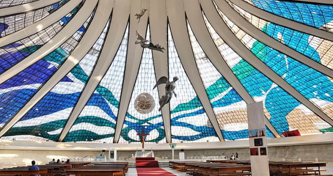 meropolitní katedrála, Brasilia - https://commons.wikimedia.org/wiki/File:Cathedral_of_Brasilia_int_July_2009.jpg